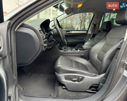 Серый Фольксваген Туарег, объемом двигателя 2.97 л и пробегом 285 тыс. км за 16990 $, фото 18 на Automoto.ua