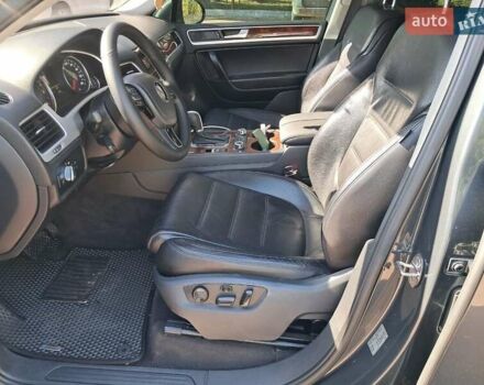 Серый Фольксваген Туарег, объемом двигателя 2.97 л и пробегом 240 тыс. км за 17800 $, фото 15 на Automoto.ua