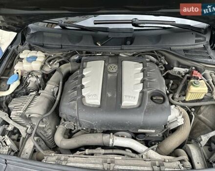 Серый Фольксваген Туарег, объемом двигателя 2.97 л и пробегом 210 тыс. км за 18500 $, фото 19 на Automoto.ua