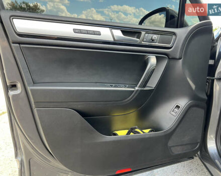 Сірий Фольксваген Туарег, об'ємом двигуна 2.97 л та пробігом 261 тис. км за 19999 $, фото 35 на Automoto.ua