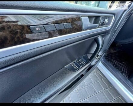 Серый Фольксваген Туарег, объемом двигателя 3 л и пробегом 298 тыс. км за 17000 $, фото 16 на Automoto.ua