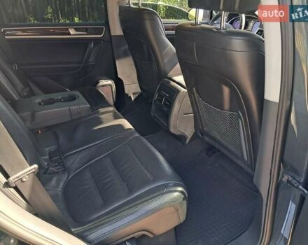 Серый Фольксваген Туарег, объемом двигателя 2.97 л и пробегом 240 тыс. км за 17800 $, фото 24 на Automoto.ua