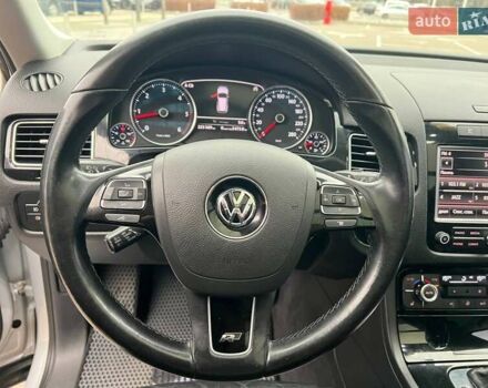 Серый Фольксваген Туарег, объемом двигателя 2.97 л и пробегом 223 тыс. км за 20490 $, фото 17 на Automoto.ua