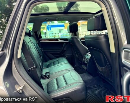 Сірий Фольксваген Туарег, об'ємом двигуна 3 л та пробігом 215 тис. км за 17500 $, фото 6 на Automoto.ua