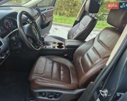 Серый Фольксваген Туарег, объемом двигателя 2.97 л и пробегом 248 тыс. км за 16500 $, фото 35 на Automoto.ua