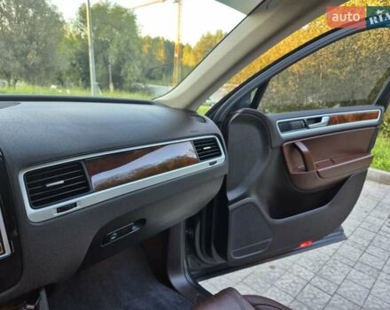 Серый Фольксваген Туарег, объемом двигателя 2.97 л и пробегом 248 тыс. км за 16500 $, фото 26 на Automoto.ua