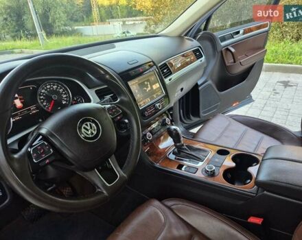 Серый Фольксваген Туарег, объемом двигателя 2.97 л и пробегом 248 тыс. км за 16500 $, фото 23 на Automoto.ua
