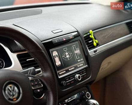 Сірий Фольксваген Туарег, об'ємом двигуна 2.97 л та пробігом 250 тис. км за 21500 $, фото 30 на Automoto.ua