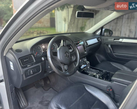 Серый Фольксваген Туарег, объемом двигателя 2.97 л и пробегом 340 тыс. км за 15900 $, фото 20 на Automoto.ua