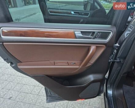 Серый Фольксваген Туарег, объемом двигателя 2.97 л и пробегом 248 тыс. км за 16500 $, фото 29 на Automoto.ua