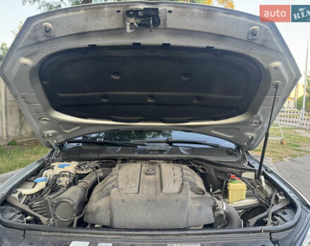 Серый Фольксваген Туарег, объемом двигателя 2.97 л и пробегом 340 тыс. км за 15900 $, фото 32 на Automoto.ua