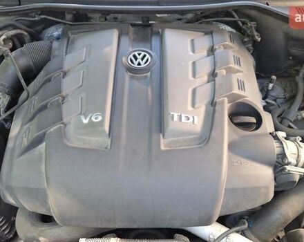 Серый Фольксваген Туарег, объемом двигателя 3 л и пробегом 235 тыс. км за 25000 $, фото 25 на Automoto.ua