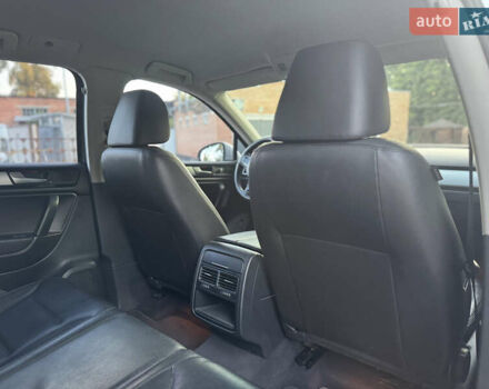 Серый Фольксваген Туарег, объемом двигателя 2.97 л и пробегом 340 тыс. км за 15900 $, фото 27 на Automoto.ua