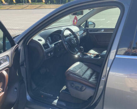 Серый Фольксваген Туарег, объемом двигателя 3 л и пробегом 290 тыс. км за 19500 $, фото 27 на Automoto.ua