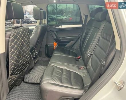 Серый Фольксваген Туарег, объемом двигателя 2.97 л и пробегом 223 тыс. км за 20490 $, фото 8 на Automoto.ua