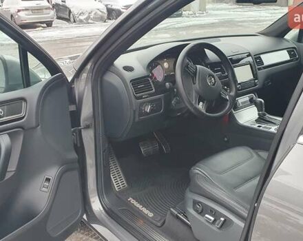 Сірий Фольксваген Туарег, об'ємом двигуна 2.97 л та пробігом 202 тис. км за 21500 $, фото 9 на Automoto.ua