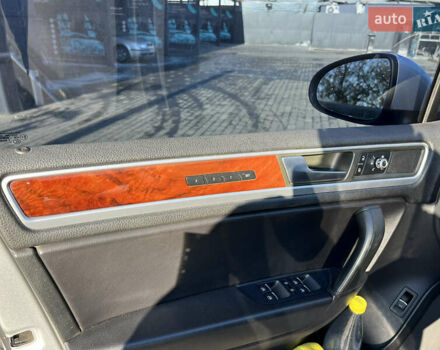 Серый Фольксваген Туарег, объемом двигателя 2.97 л и пробегом 252 тыс. км за 17550 $, фото 7 на Automoto.ua