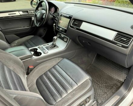 Сірий Фольксваген Туарег, об'ємом двигуна 3 л та пробігом 226 тис. км за 18000 $, фото 16 на Automoto.ua