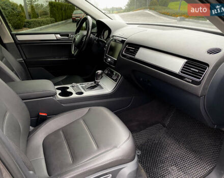 Серый Фольксваген Туарег, объемом двигателя 2.97 л и пробегом 282 тыс. км за 19700 $, фото 12 на Automoto.ua