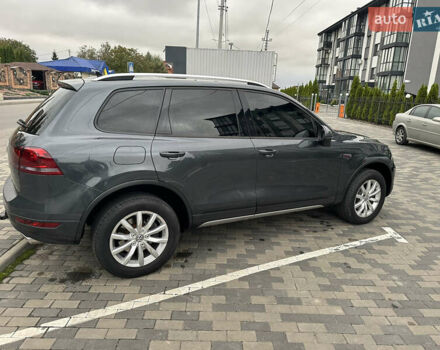 Серый Фольксваген Туарег, объемом двигателя 2.97 л и пробегом 297 тыс. км за 21500 $, фото 2 на Automoto.ua