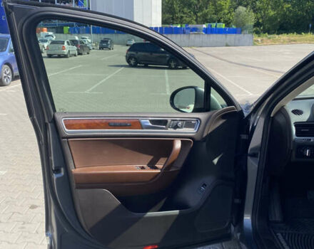 Серый Фольксваген Туарег, объемом двигателя 3 л и пробегом 290 тыс. км за 19500 $, фото 25 на Automoto.ua