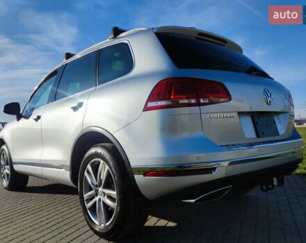 Серый Фольксваген Туарег, объемом двигателя 2.97 л и пробегом 286 тыс. км за 17000 $, фото 2 на Automoto.ua