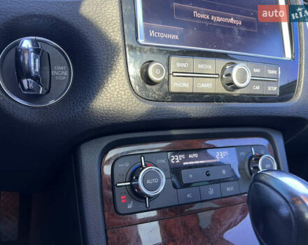 Серый Фольксваген Туарег, объемом двигателя 2.97 л и пробегом 252 тыс. км за 17550 $, фото 9 на Automoto.ua