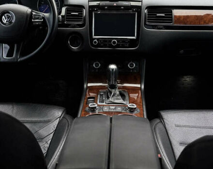 Серый Фольксваген Туарег, объемом двигателя 2.97 л и пробегом 360 тыс. км за 17500 $, фото 43 на Automoto.ua