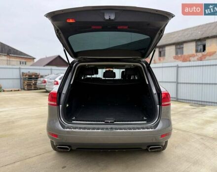 Серый Фольксваген Туарег, объемом двигателя 2.97 л и пробегом 352 тыс. км за 16300 $, фото 6 на Automoto.ua