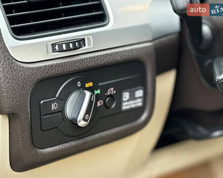 Сірий Фольксваген Туарег, об'ємом двигуна 2.97 л та пробігом 250 тис. км за 21500 $, фото 12 на Automoto.ua