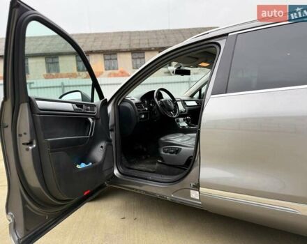 Серый Фольксваген Туарег, объемом двигателя 2.97 л и пробегом 352 тыс. км за 16300 $, фото 3 на Automoto.ua