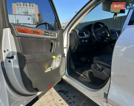 Серый Фольксваген Туарег, объемом двигателя 2.97 л и пробегом 252 тыс. км за 17550 $, фото 11 на Automoto.ua