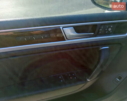 Серый Фольксваген Туарег, объемом двигателя 2.97 л и пробегом 286 тыс. км за 17000 $, фото 14 на Automoto.ua