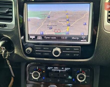 Серый Фольксваген Туарег, объемом двигателя 3 л и пробегом 235 тыс. км за 25000 $, фото 18 на Automoto.ua