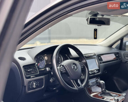 Серый Фольксваген Туарег, объемом двигателя 2.97 л и пробегом 360 тыс. км за 17500 $, фото 32 на Automoto.ua