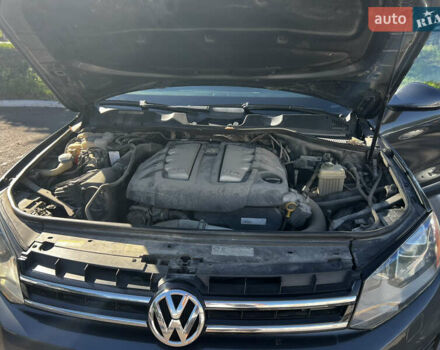 Сірий Фольксваген Туарег, об'ємом двигуна 3 л та пробігом 290 тис. км за 16300 $, фото 27 на Automoto.ua