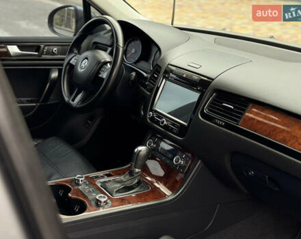 Серый Фольксваген Туарег, объемом двигателя 2.97 л и пробегом 360 тыс. км за 17500 $, фото 39 на Automoto.ua