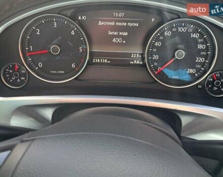 Серый Фольксваген Туарег, объемом двигателя 2.97 л и пробегом 240 тыс. км за 17800 $, фото 12 на Automoto.ua