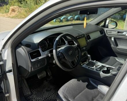 Серый Фольксваген Туарег, объемом двигателя 3 л и пробегом 280 тыс. км за 16000 $, фото 4 на Automoto.ua