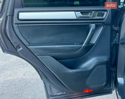 Сірий Фольксваген Туарег, об'ємом двигуна 3 л та пробігом 222 тис. км за 21290 $, фото 20 на Automoto.ua