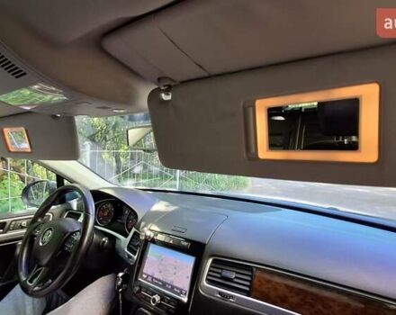 Серый Фольксваген Туарег, объемом двигателя 3 л и пробегом 235 тыс. км за 25000 $, фото 13 на Automoto.ua