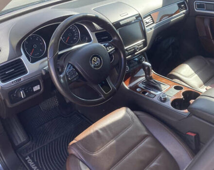 Серый Фольксваген Туарег, объемом двигателя 3 л и пробегом 290 тыс. км за 19500 $, фото 29 на Automoto.ua