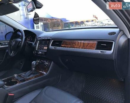 Серый Фольксваген Туарег, объемом двигателя 2.97 л и пробегом 177 тыс. км за 22000 $, фото 29 на Automoto.ua