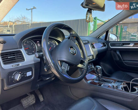 Серый Фольксваген Туарег, объемом двигателя 2.97 л и пробегом 252 тыс. км за 17550 $, фото 5 на Automoto.ua