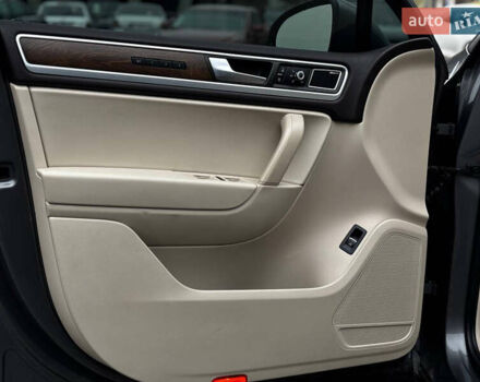 Сірий Фольксваген Туарег, об'ємом двигуна 2.97 л та пробігом 250 тис. км за 21500 $, фото 4 на Automoto.ua