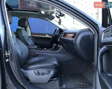 Серый Фольксваген Туарег, объемом двигателя 2.97 л и пробегом 177 тыс. км за 22000 $, фото 9 на Automoto.ua