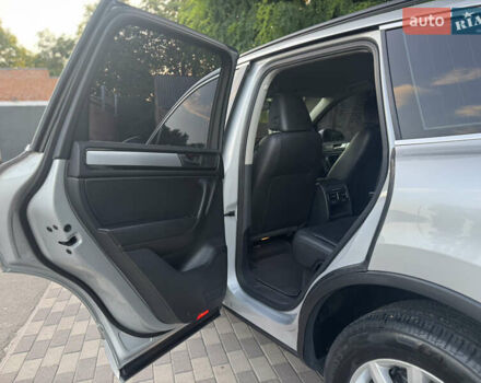 Серый Фольксваген Туарег, объемом двигателя 2.97 л и пробегом 340 тыс. км за 15900 $, фото 28 на Automoto.ua