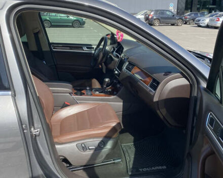 Серый Фольксваген Туарег, объемом двигателя 3 л и пробегом 290 тыс. км за 19500 $, фото 10 на Automoto.ua