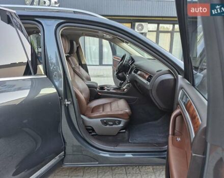 Серый Фольксваген Туарег, объемом двигателя 2.97 л и пробегом 248 тыс. км за 16500 $, фото 37 на Automoto.ua