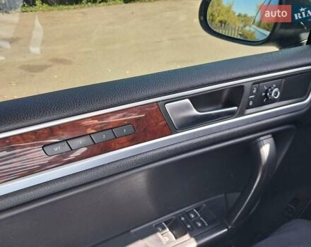 Серый Фольксваген Туарег, объемом двигателя 2.97 л и пробегом 240 тыс. км за 17800 $, фото 8 на Automoto.ua